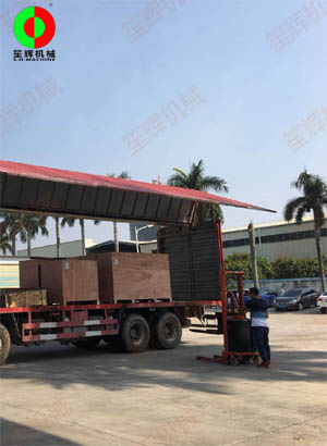 印尼經(jīng)銷(xiāo)定購(gòu)的一批氣泡洗菜機(jī)和毛輥機(jī)配件裝車(chē)出貨