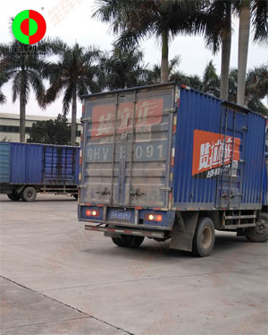 貨物已堆放到停車棚，三臺貨車扎堆裝車！