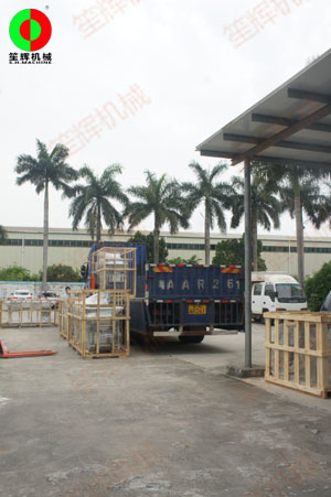 蘇州經(jīng)銷(xiāo)客戶訂制的大批蔬果加工設(shè)備裝車(chē)出貨!