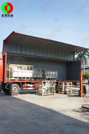 客戶訂購(gòu)的一批蔬果加工處理機(jī)械按期裝車(chē)出貨!
