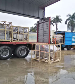 停雨間隙，抓緊時(shí)間兩車同時(shí)裝車發(fā)貨！
