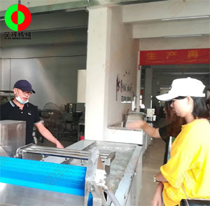 客戶親臨我司考察，測(cè)試蔬果切割清洗等設(shè)備！