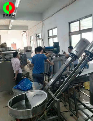 客戶現(xiàn)場測試排骨切丁、清洗、連續(xù)式脫水系統(tǒng)生產(chǎn)線！