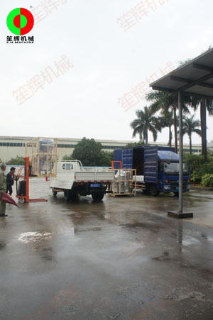 土豆削皮機(jī)等一批蔬果食品加工處理機(jī)械裝車出貨！