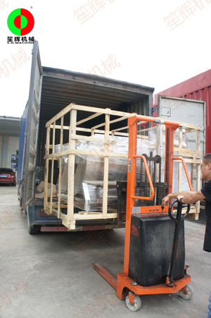 多功能洗菜機(jī)現(xiàn)機(jī)裝車發(fā)貨，交付客戶！
