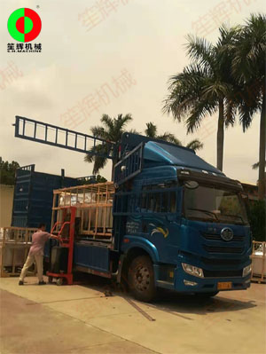 客戶訂購的多臺氣泡洗菜機裝車發(fā)貨，按期交付！