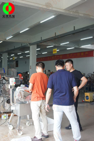 瓜果三維切丁機(jī)測(cè)試效果滿意，客戶付款購(gòu)買隨車運(yùn)走！