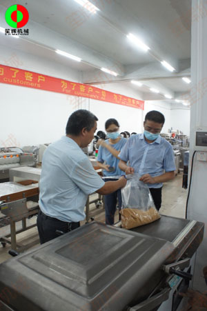 東莞客戶一行考察我司生產(chǎn)工廠，測試購買真空包裝機(jī)！