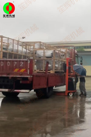 廣東近日雨雨雨,也要將客戶(hù)的設(shè)備準(zhǔn)時(shí)裝車(chē)發(fā)貨！